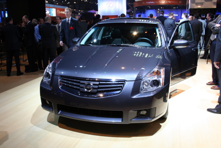 : Nissan Maxima спереди