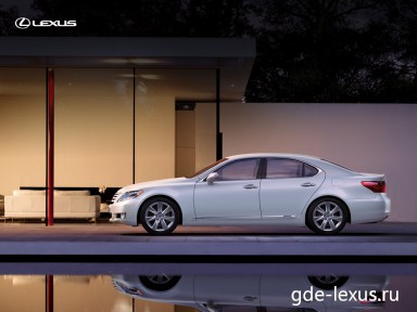 : Лексус LS460 сбоку