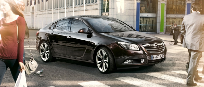 Opel Insignia хетчбэк: спереди справа