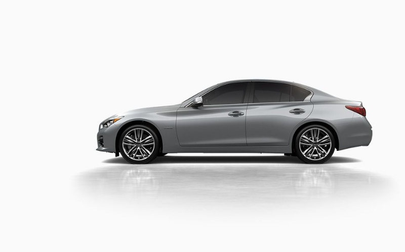 Infiniti Q50: слева сбоку
