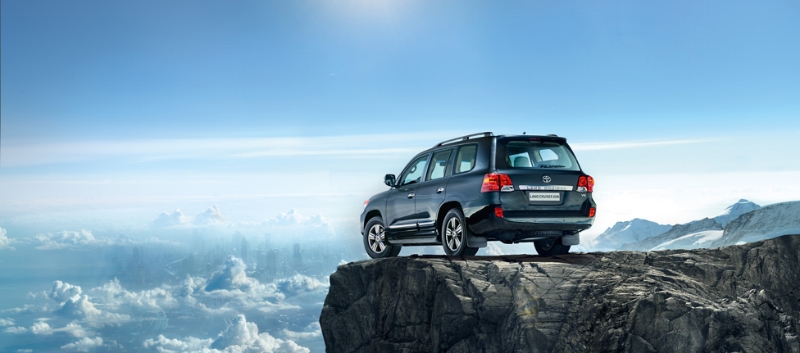 Toyota Land Cruiser 200: сзади слева