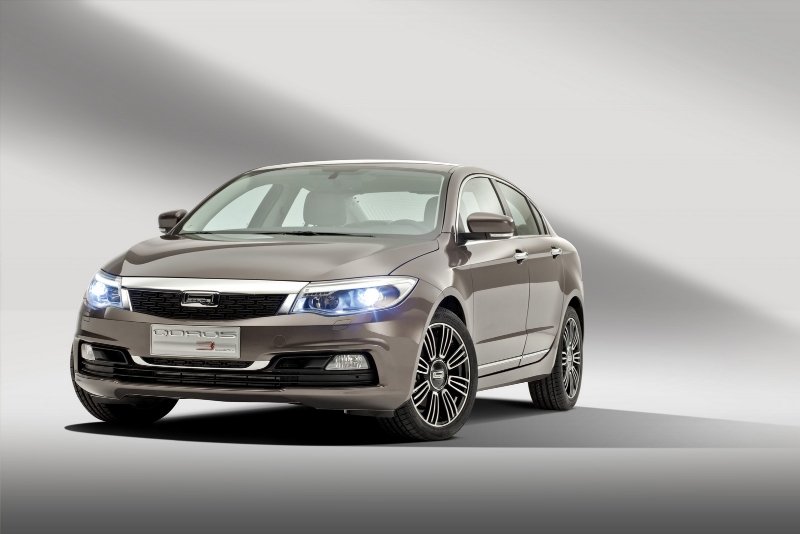 Qoros 3 Sedan: спереди слева