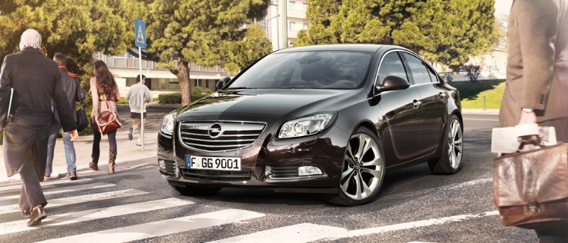 Opel Insignia sedan: спереди слева