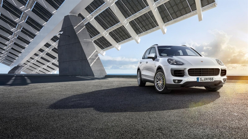 Porsche Cayenne S E Hybrid: спереди справа