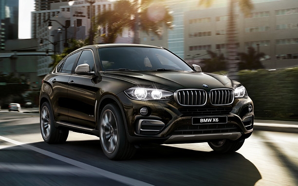 BMW X6: спереди справа