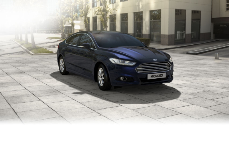 Ford Mondeo V sedan: спереди справа