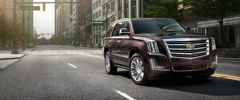 Cadillac Escalade: спереди справа