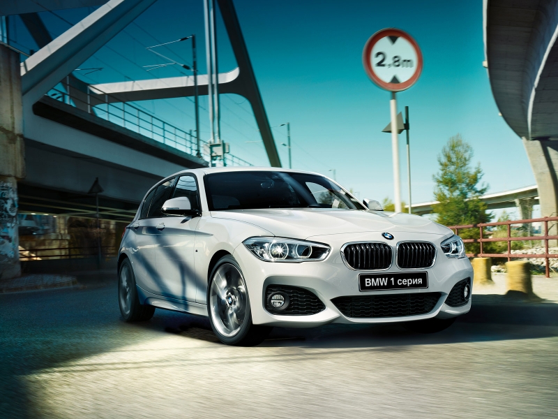 BMW 1ER hatchback 5d: спереди справа